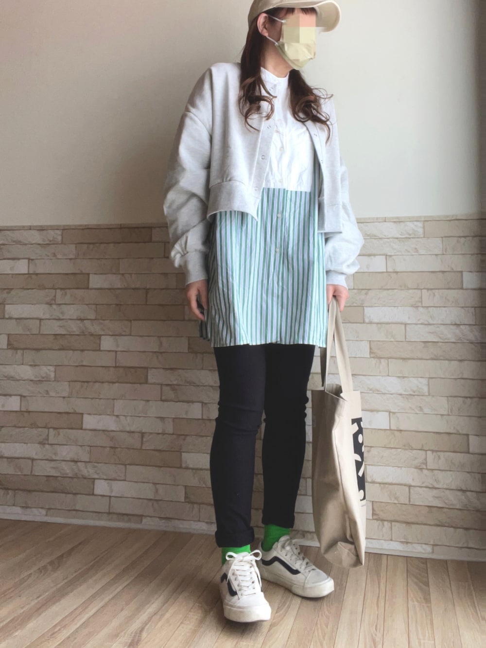 グリーン系のシャツ/ブラウス、ベージュ系のトートバッグ、ブラック系のその他パンツを着用したレディースの春コーディネートの2枚目の写真