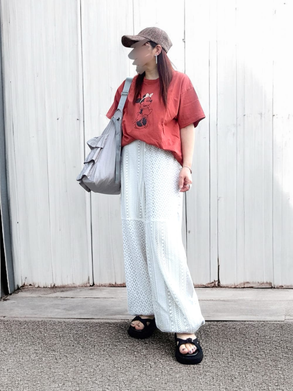 オレンジ系のTシャツ/カットソー、グレー系のショルダーバッグ、ホワイト系のその他パンツを着用したレディースの夏コーディネートの2枚目の写真