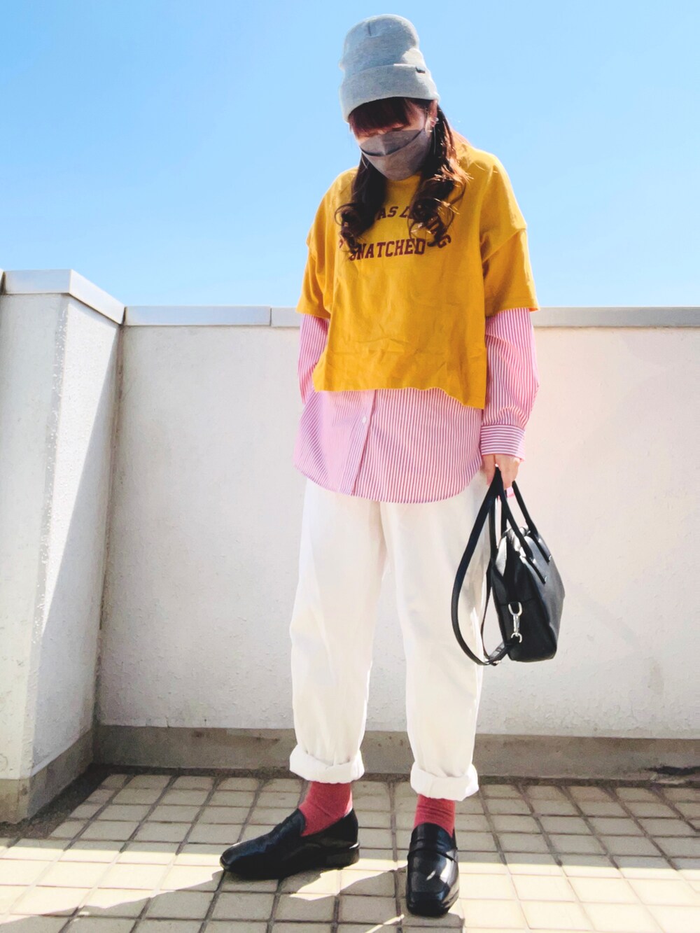 イエロー系のTシャツ/カットソー、レッド系のシャツ/ブラウス、ブラック系のボストンバッグを着用したレディースの春コーディネートの3枚目の写真