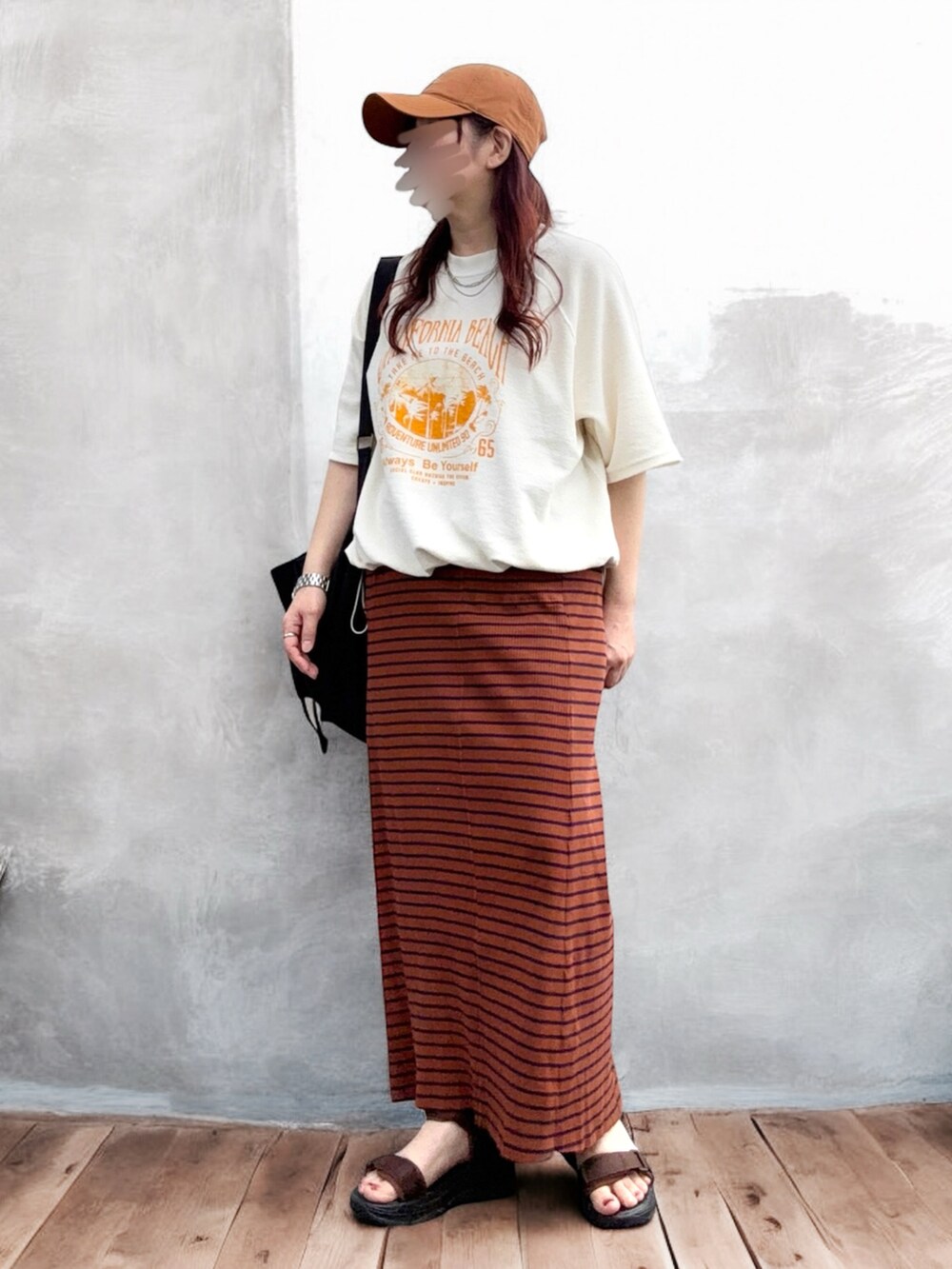 ホワイト系のスウェット、ブラウン系のスカート、ブラック系のバックパック/リュックを着用したレディースの夏コーディネートの3枚目の写真