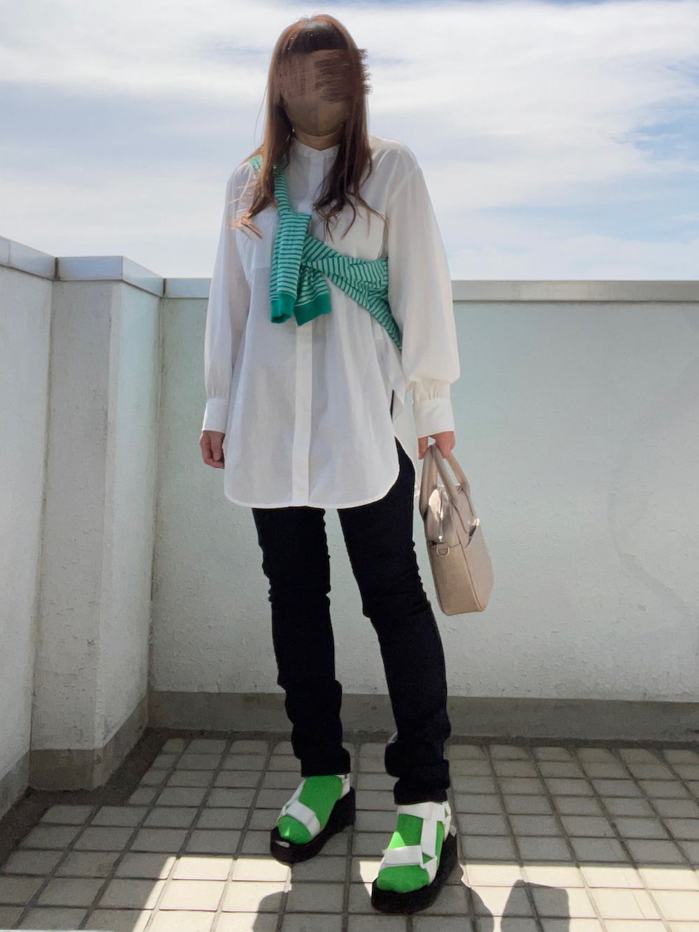 ホワイト系のシャツ/ブラウス、グリーン系のTシャツ/カットソー、ブラック系のパンツを着用したレディースの春コーディネートの2枚目の写真