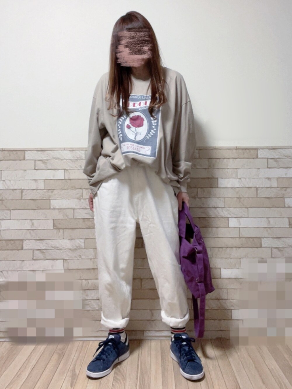 ベージュ系のTシャツ/カットソー、ホワイト系のデニムパンツ、パープル系のトートバッグを着用したレディースの春コーディネートの2枚目の写真