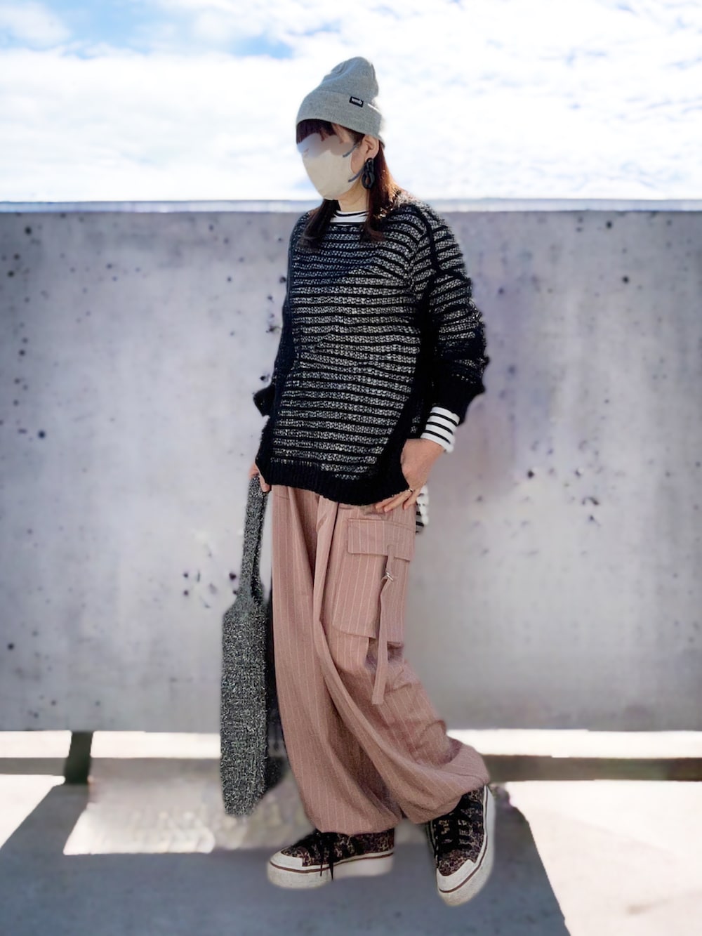 ブラック系のニット/セーター、その他のTシャツ/カットソー、ピンク系のカーゴパンツを着用したレディースの冬コーディネートの2枚目の写真