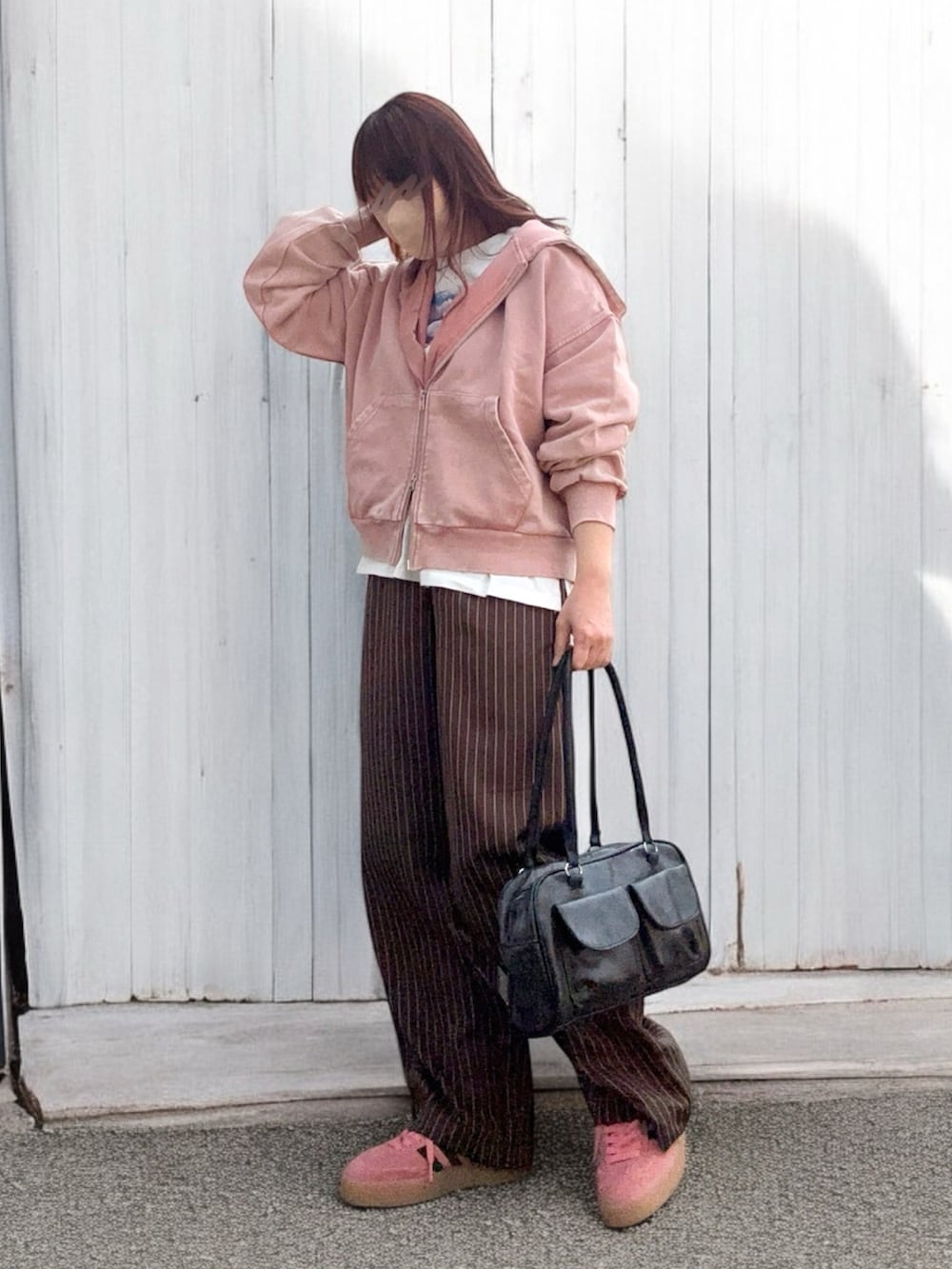 「大人カジュアル、春めき満開コーデ、レイヤードスタイル、休日スタイル、春コーデ、パーカー、フォトT、パンツスタイル、ピンク×ブラウン、ストライプパンツ、ボストンバッグ、スニーカー、adidas、低身長コーデ、低身長」｜「tiptopのヴィンテージ加工ダブルジップパーカー（パーカー、ピンク系）」を使った、…natsuho…さん（レディース・154cm）の春コーディネートの3枚目の写真