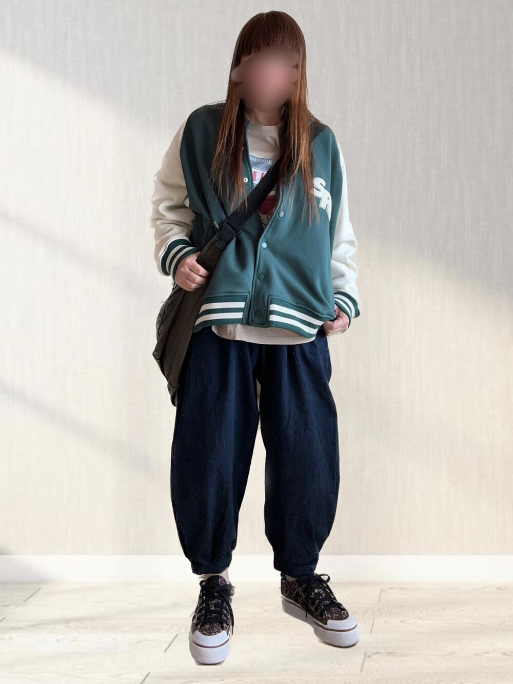 「大人カジュアル、冬コーデ、休日スタイル、ストリート、スタジャン、デニム、ショルダーバッグ、スニーカー、adidas、アニマル柄、レオパード、低身長コーデ」|「SPOC STOREの【SPOC STORE】サガラワッペン/ラグランスウェットスタジャン(スタジャン、グリーン系)」を使った、…natsuho…さん(レディース・154cm)の冬コーディネートの2枚目の写真