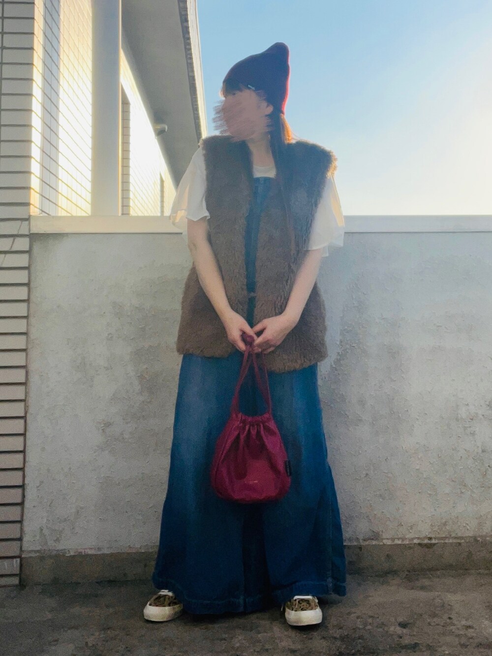 ブルー系のサロペット/オーバーオール、レッド系のバッグ、その他のスニーカーを着用したレディースの秋コーディネートの2枚目の写真