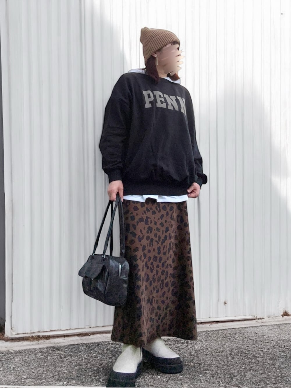 ホワイト系のブーツ、その他のスカート、ブラック系のスウェットを着用したレディースの冬コーディネートの3枚目の写真