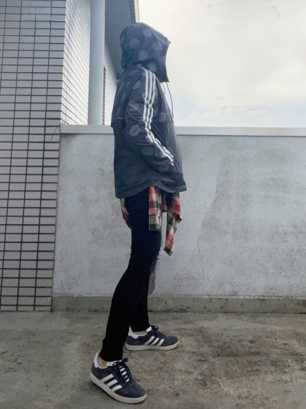 グレー系のジャケット/アウター、ブラック系のその他パンツ、グレー系のスニーカーを着用したレディースの秋コーディネートの2枚目の写真