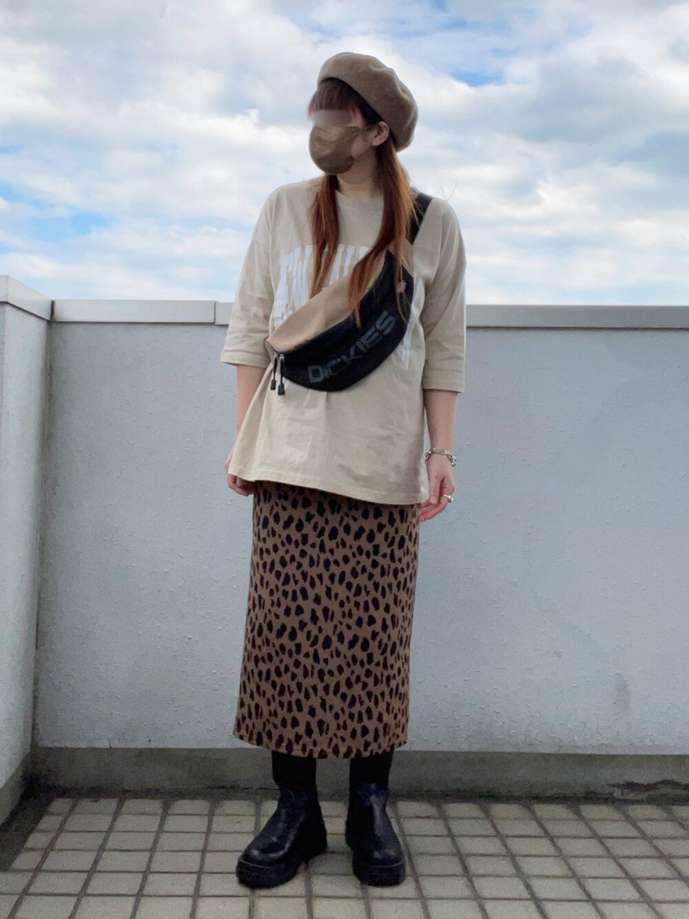 ベージュ系のTシャツ/カットソー、ベージュ系のボディバッグ/ウエストポーチ、ブラウン系のスカートを着用したレディースの秋コーディネートの2枚目の写真