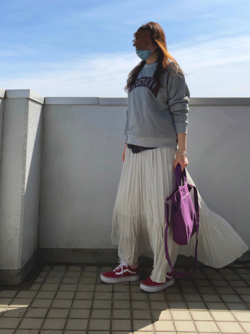 「大人カジュアル、春服みてみて、春コーデ、シンプルコーデ、ロゴスウェット、スカートスタイル、ロングスカート、プリーツティアードスカート、スニーカーコーデ、VANS、パープル、低身長コーデ」｜「rectangle by ryonの【rectangle by ryon】カレッジロゴプルオーバー（スウェット、グレー系）」を使った、…natsuho…さん（レディース・154cm）の春コーディネートの2枚目の写真