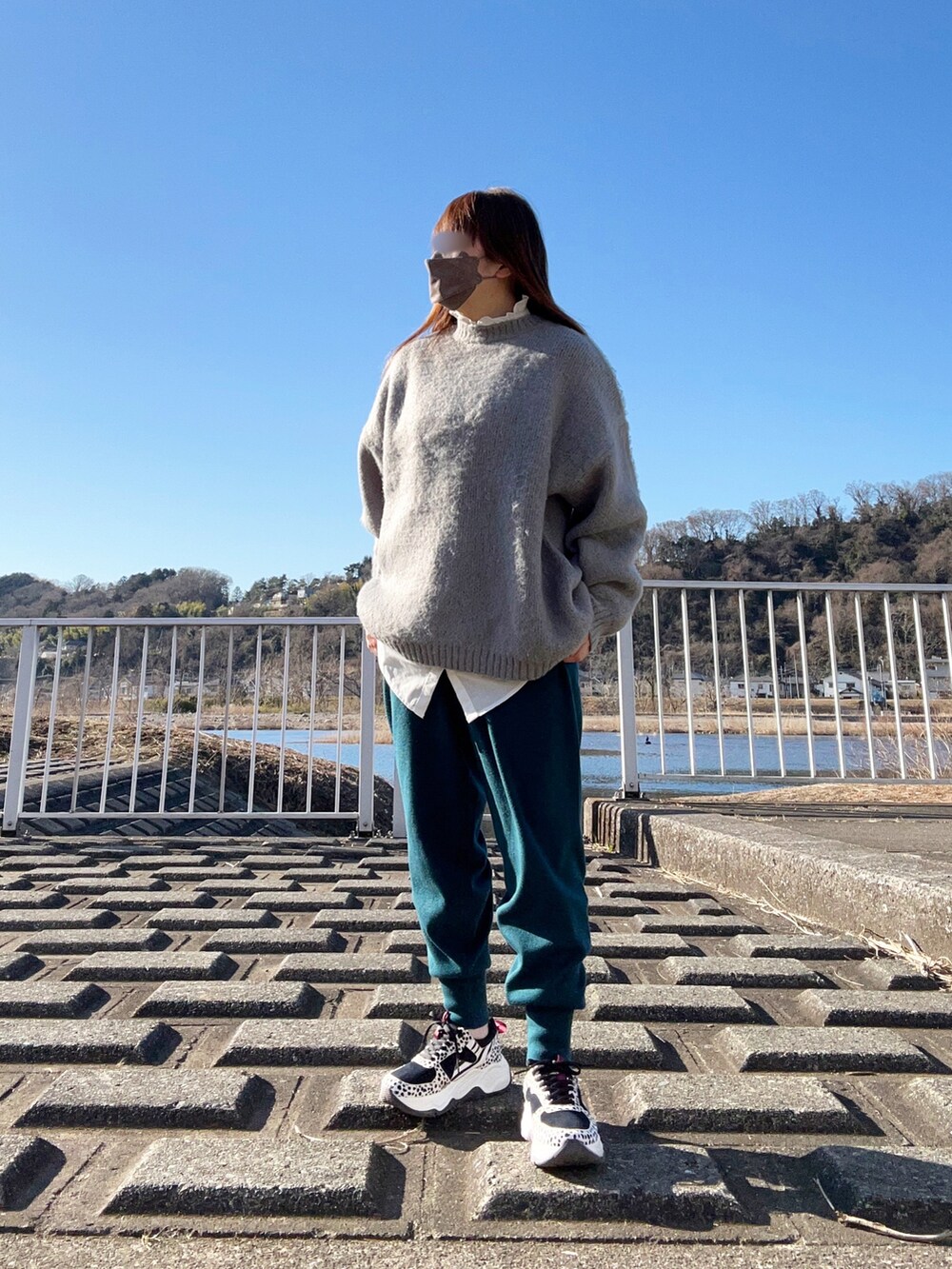 「大人カジュアル、休日スタイル、リラックススタイル、春コーデ、春色、ニット、ジョガーパンツ、レイヤードスタイル、スニーカー、厚底シューズ、アニマル柄、Lucida、低身長コーデ、はだし、スウィーツ同盟会」｜「WEGOのWEGO/モヘアライクBIGプルオーバー（ニット/セーター、グレー系）」を使った、…natsuho…さん（レディース・154cm）の冬コーディネートの2枚目の写真
