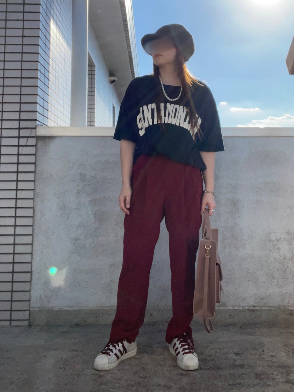 「大人カジュアル、秋服準備はじめました、秋コーデ、adidasフェス2022、休日スタイル、モコモコ帽子、ロゴT、パンツスタイル、カラーパンツ、トートバッグ、スニーカー、adidas、adidas superstar、低身長コーデ、スウィーツ同盟会」｜「CIAOPANIC TYPYの【ZOZOTOWN限定】センタープレスカラースラックスパンツ（スラックス、レッド系）」を使った、…natsuho…さん（レディース・154cm）の秋コーディネートの3枚目の写真