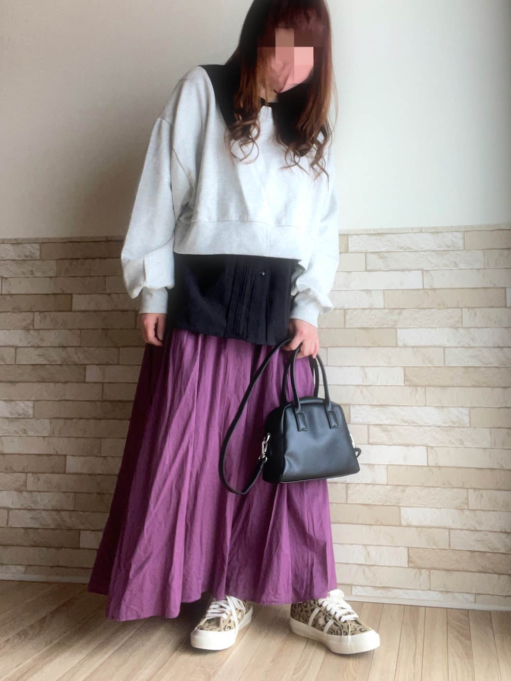 ブラック系のボストンバッグ、ブラック系のシャツ/ブラウス、パープル系のスカートを着用したレディースの春コーディネートの2枚目の写真