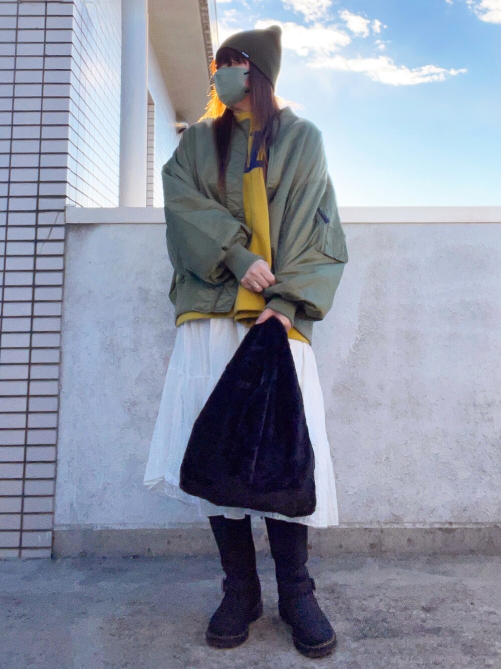 「大人カジュアル、休日スタイル、冬コーデ、主役はアウター、ミリタリー、ニット帽、MA-1、ロゴスウェット、ティアードスカート、ブーツ、エンジニアブーツ、ファーバッグ、低身長コーデ、スウィーツ同盟会、ストリートフェス2023」｜「w closetのアイテム（MA-1、グリーン系）」を使った、…natsuho…さん（レディース・154cm）の冬コーディネートの2枚目の写真