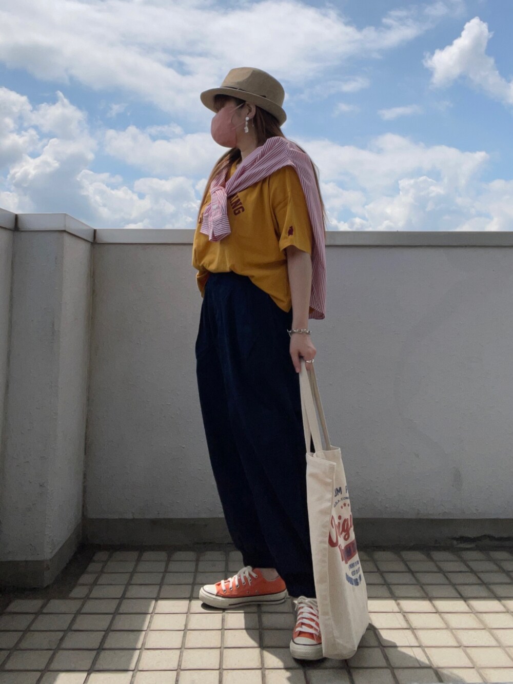 イエロー系のTシャツ/カットソー、レッド系のシャツ/ブラウス、ブルー系のデニムパンツを着用したレディースの夏コーディネートの3枚目の写真