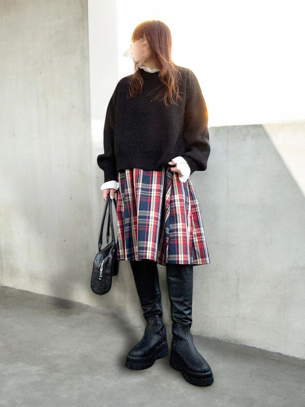 「冬コーデ、クリスマスに着たい服、大人カジュアル、最近のいい感じコーデ、大人ガーリー、レイヤードスタイル、ニット、袖フリル、スカート、チエック、ブーツ、ロングブーツ、低身長コーデ、154cmコーデ」｜「WEGOのWEGO/モヘアライクプルオーバー（ニット/セーター、ブラック系）」を使った、…natsuho…さん（レディース・154cm）の冬コーディネートの3枚目の写真