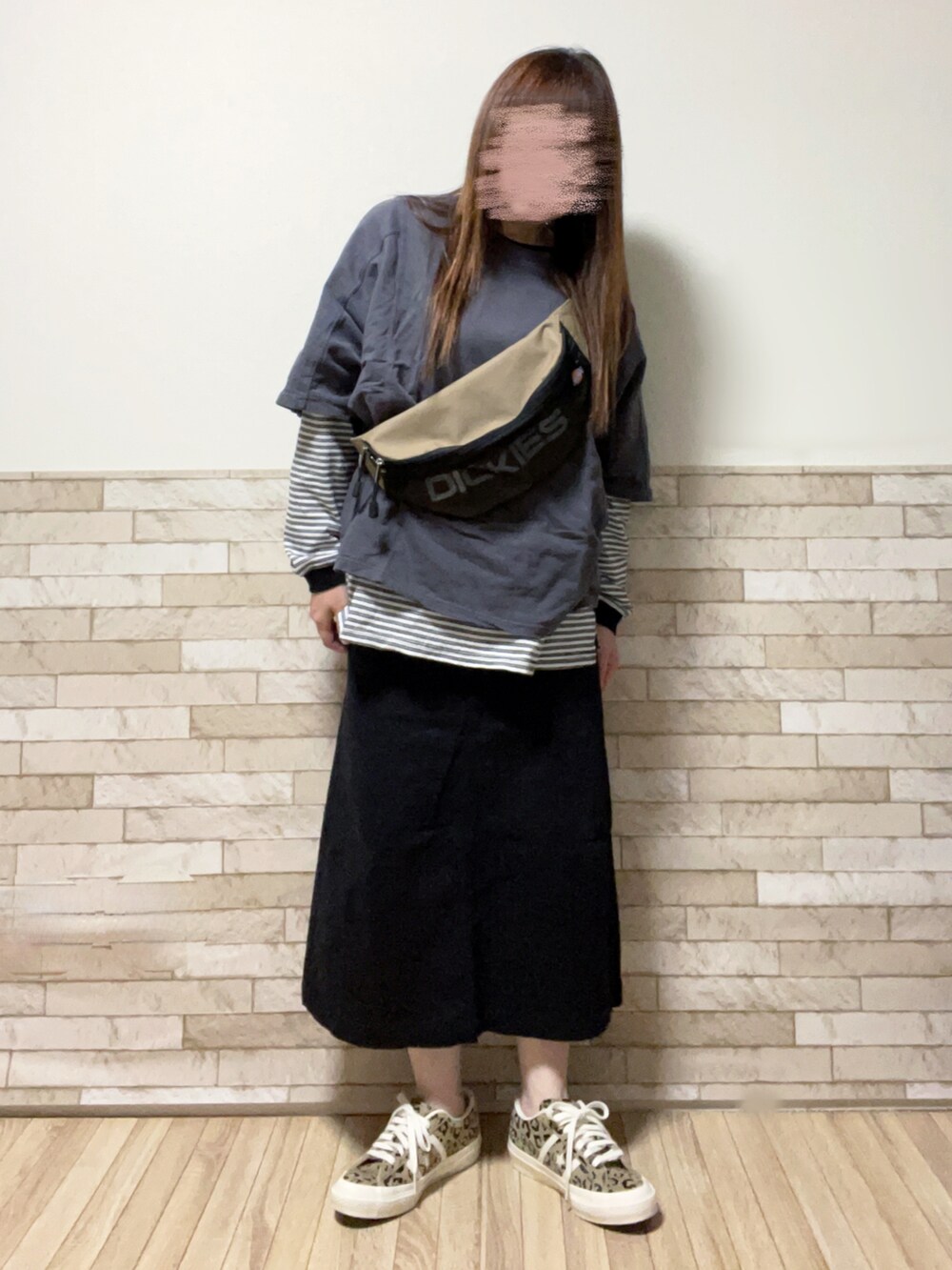 ベージュ系のボディバッグ/ウエストポーチ、ホワイト系のTシャツ/カットソー、ブラック系のスカートを着用したレディースの春コーディネートの2枚目の写真