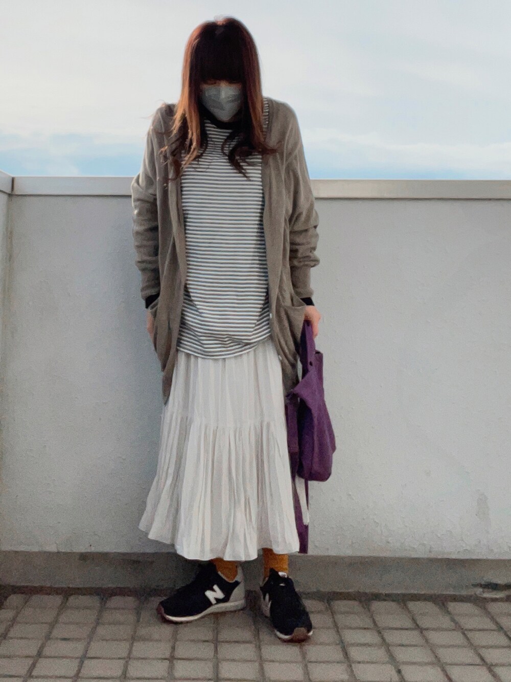 ベージュ系のカーディガン/ボレロ、ホワイト系のTシャツ/カットソー、パープル系のトートバッグを着用したレディースの春コーディネートの2枚目の写真