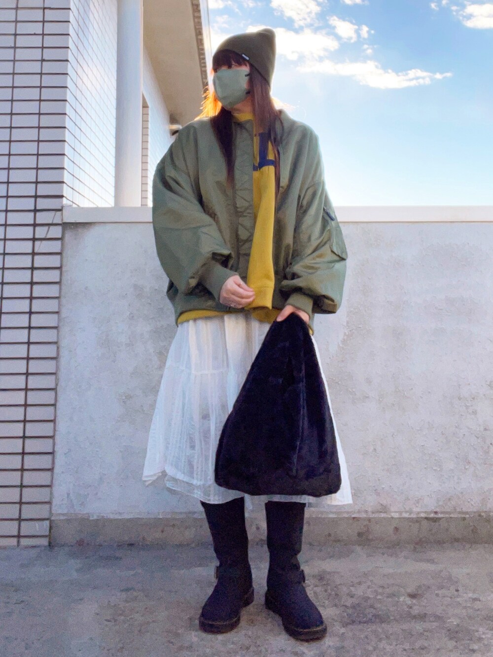 「大人カジュアル、休日スタイル、冬コーデ、主役はアウター、ミリタリー、ニット帽、MA-1、ロゴスウェット、ティアードスカート、ブーツ、エンジニアブーツ、ファーバッグ、低身長コーデ、スウィーツ同盟会、ストリートフェス2023」｜「w closetのアイテム（MA-1、グリーン系）」を使った、…natsuho…さん（レディース・154cm）の冬コーディネートの4枚目の写真