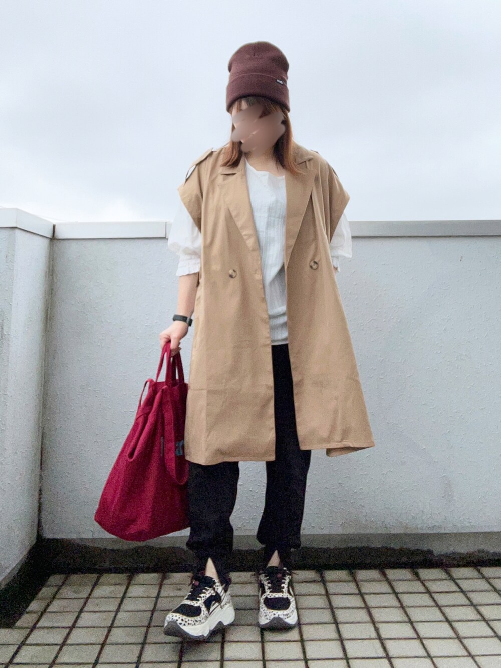 ブラウン系のその他アウター、ホワイト系のシャツ/ブラウス、その他のエコバッグ/サブバッグを着用したレディースの秋コーディネートの3枚目の写真