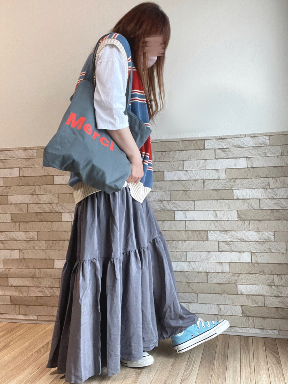 ブルー系のベスト、ホワイト系のTシャツ/カットソー、ブルー系のトートバッグを着用したレディースの春コーディネートの4枚目の写真