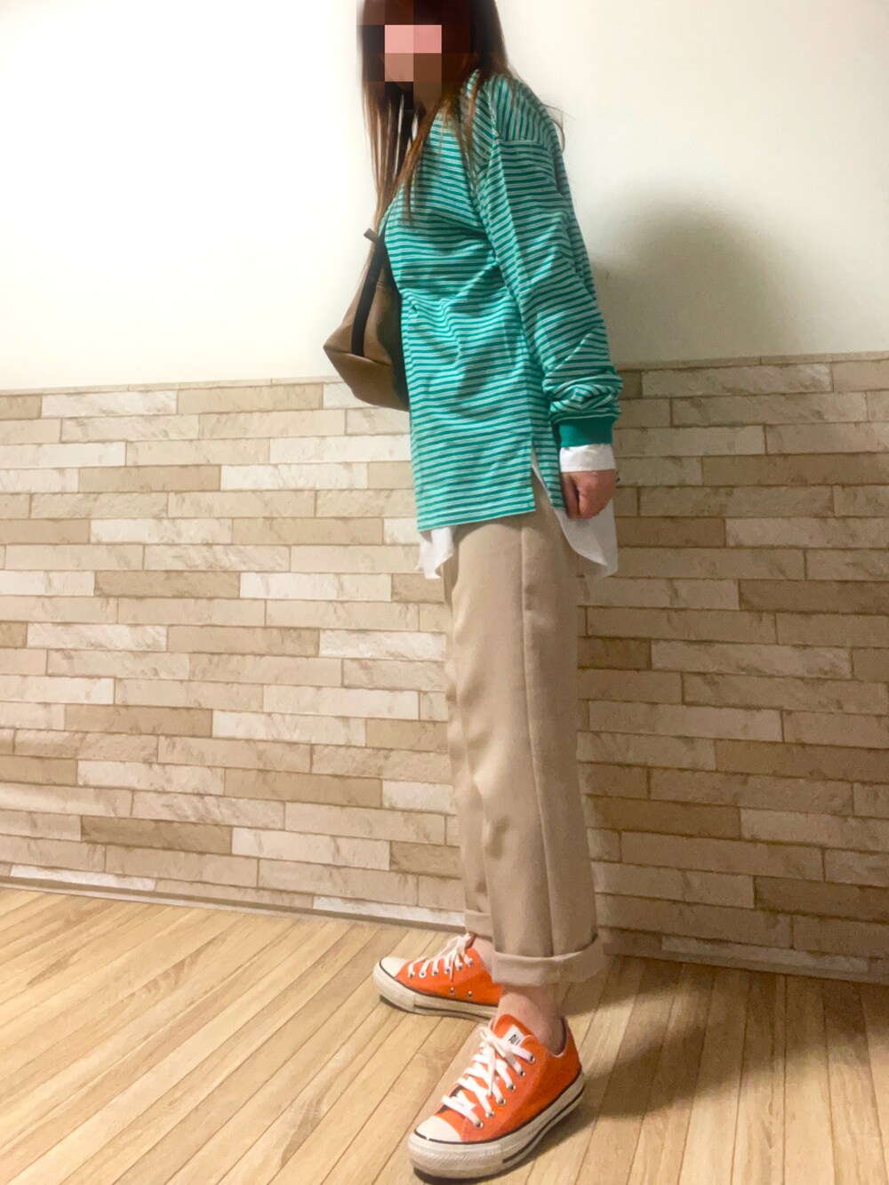 「大人カジュアル、レイヤードスタイル、ボーダー、グリーン、バンドカラーシャツ、パンツスタイル、カラーパンツ、アイボリー、ショルダーバッグ、ロールアップ、スニーカー、コンバース、オレンジ、低身長コーデ、はだし」｜「forksy.の【forksy.】配色リブオーバーサイズボーダーカットソー（Tシャツ/カットソー、グリーン系）」を使った、…natsuho…さん（レディース・154cm）の春コーディネートの3枚目の写真