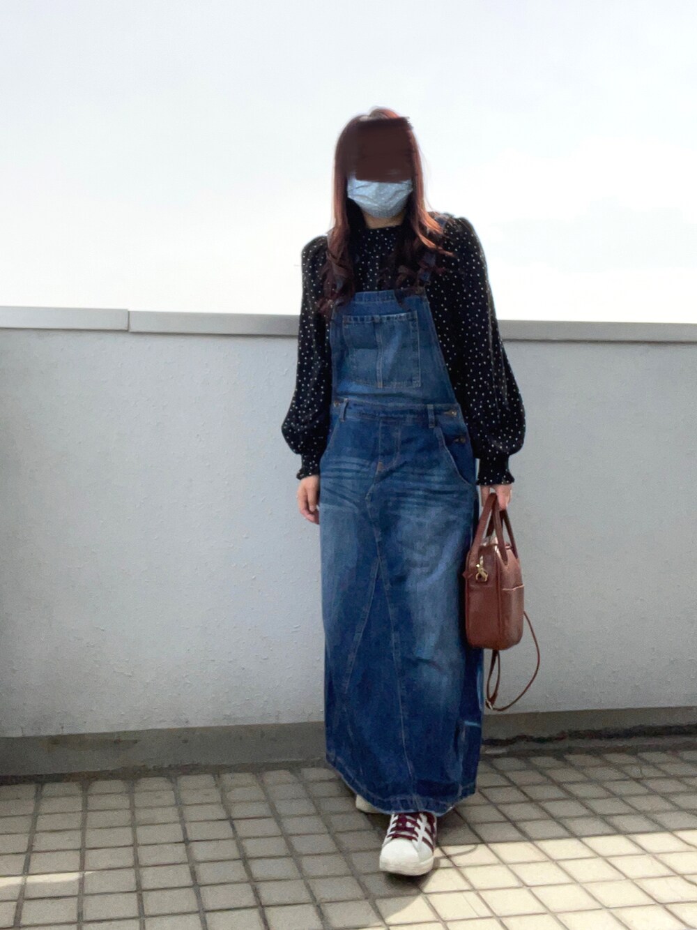 ブラック系のシャツ/ブラウス、ブルー系のサロペット/オーバーオール、ブラウン系のボストンバッグを着用したレディースの春コーディネートの2枚目の写真