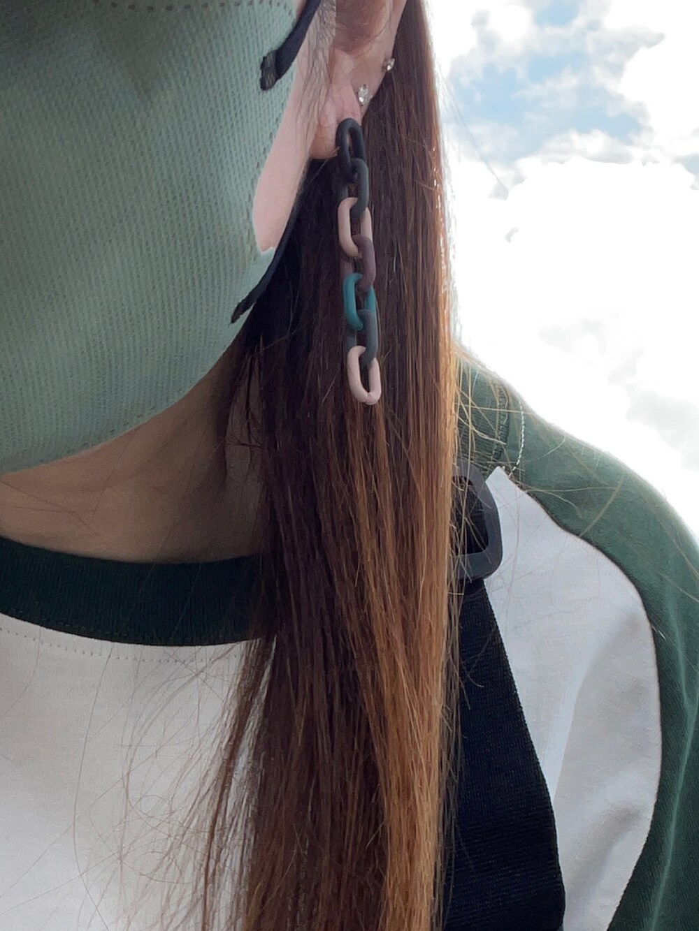 グリーン系のTシャツ/カットソー、その他のベスト、ブラック系のパンツを着用したレディースの夏コーディネートの4枚目の写真