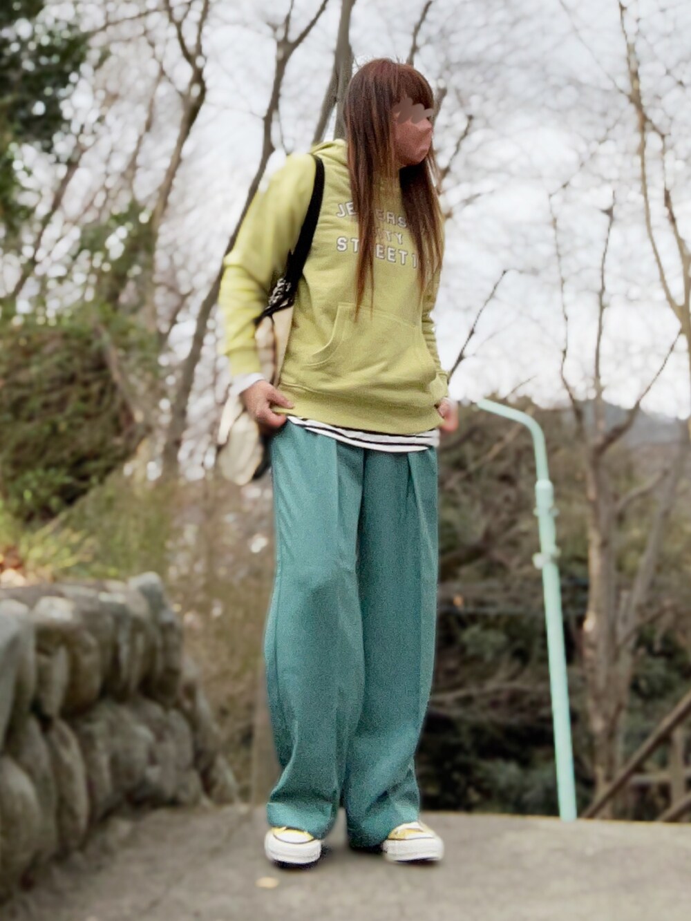 「大人カジュアル、春服デビュー宣言、パステル映える春、レイヤードスタイル、パーカー、ロゴスウェット、ボーダー、カラーパンツ、GU、スニーカー、コンバース、トートバッグ、春服みてみて、低身長コーデ、スウィーツ同盟会」｜「AMERICAN HOLICのロゴスウェットパーカー（スウェット、イエロー系）」を使った、…natsuho…さん（レディース・154cm）の春コーディネートの2枚目の写真