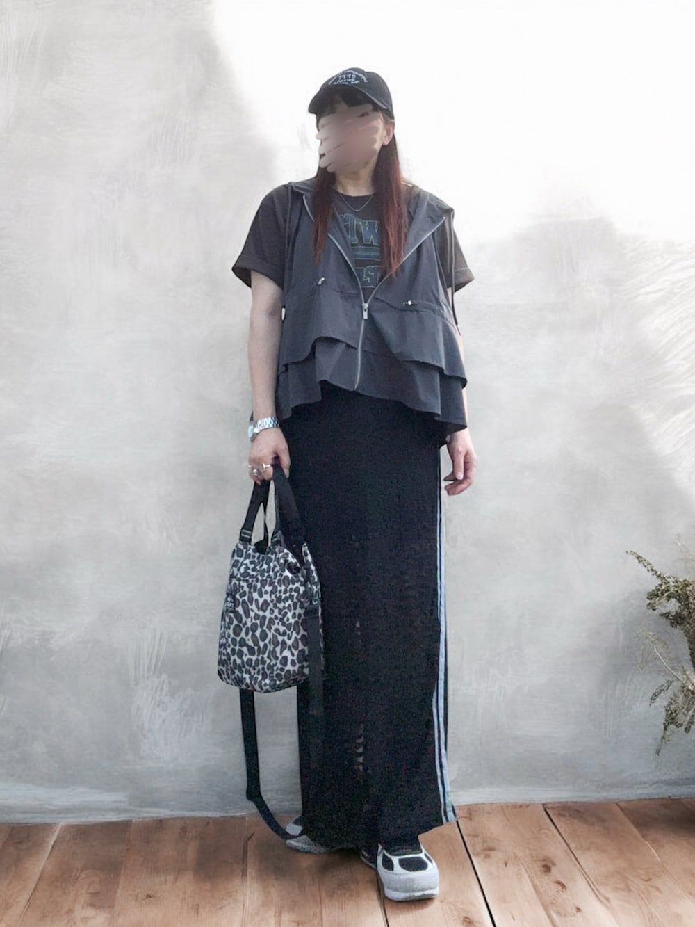 ブルー系のTシャツ/カットソー、ブラック系のスニーカー、ベージュ系のショルダーバッグを着用したレディースの秋コーディネートの3枚目の写真