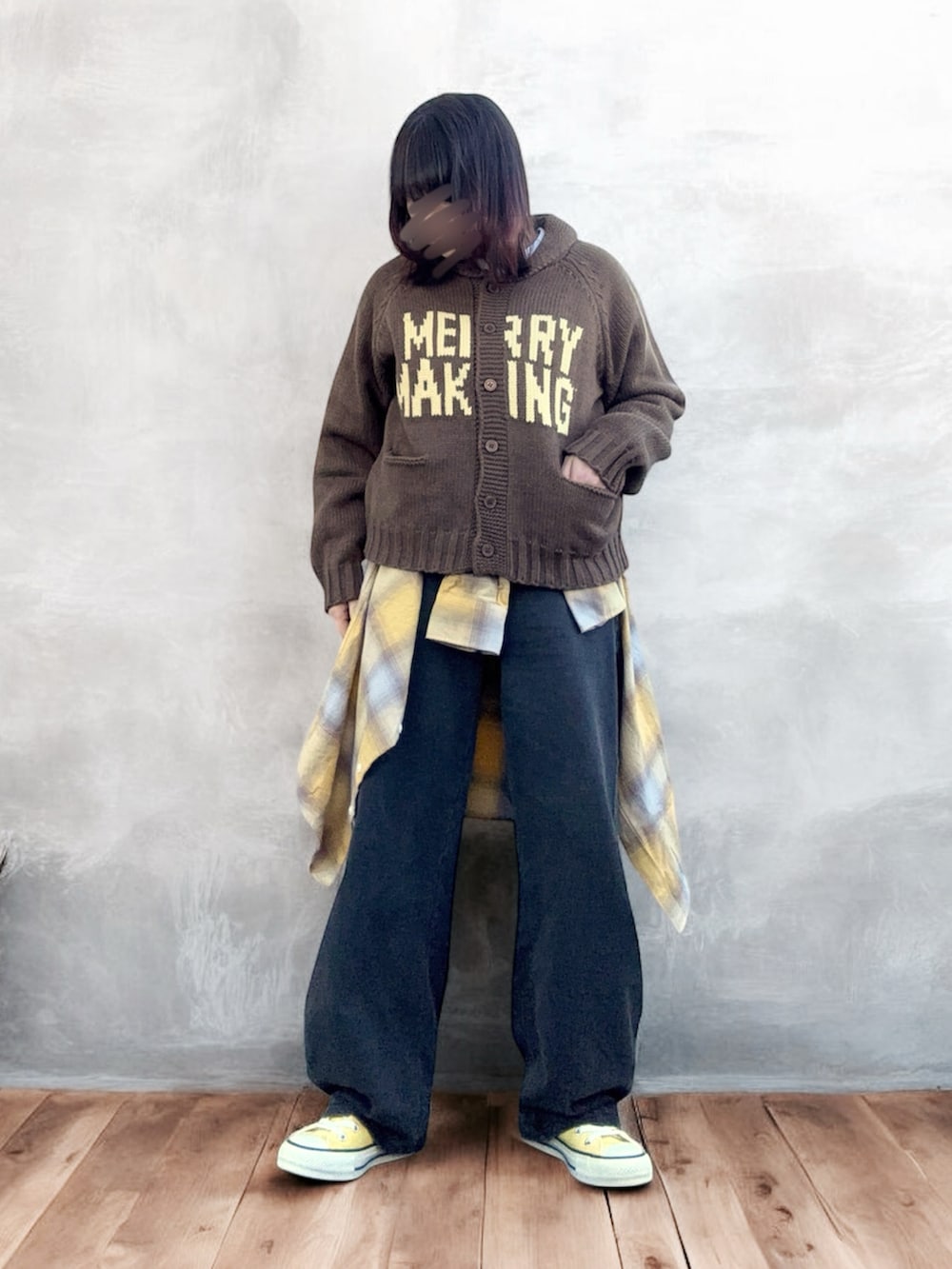 ブラウン系のカーディガン/ボレロ、イエロー系のスニーカー、イエロー系のシャツ/ブラウスを着用したレディースの冬コーディネートの2枚目の写真