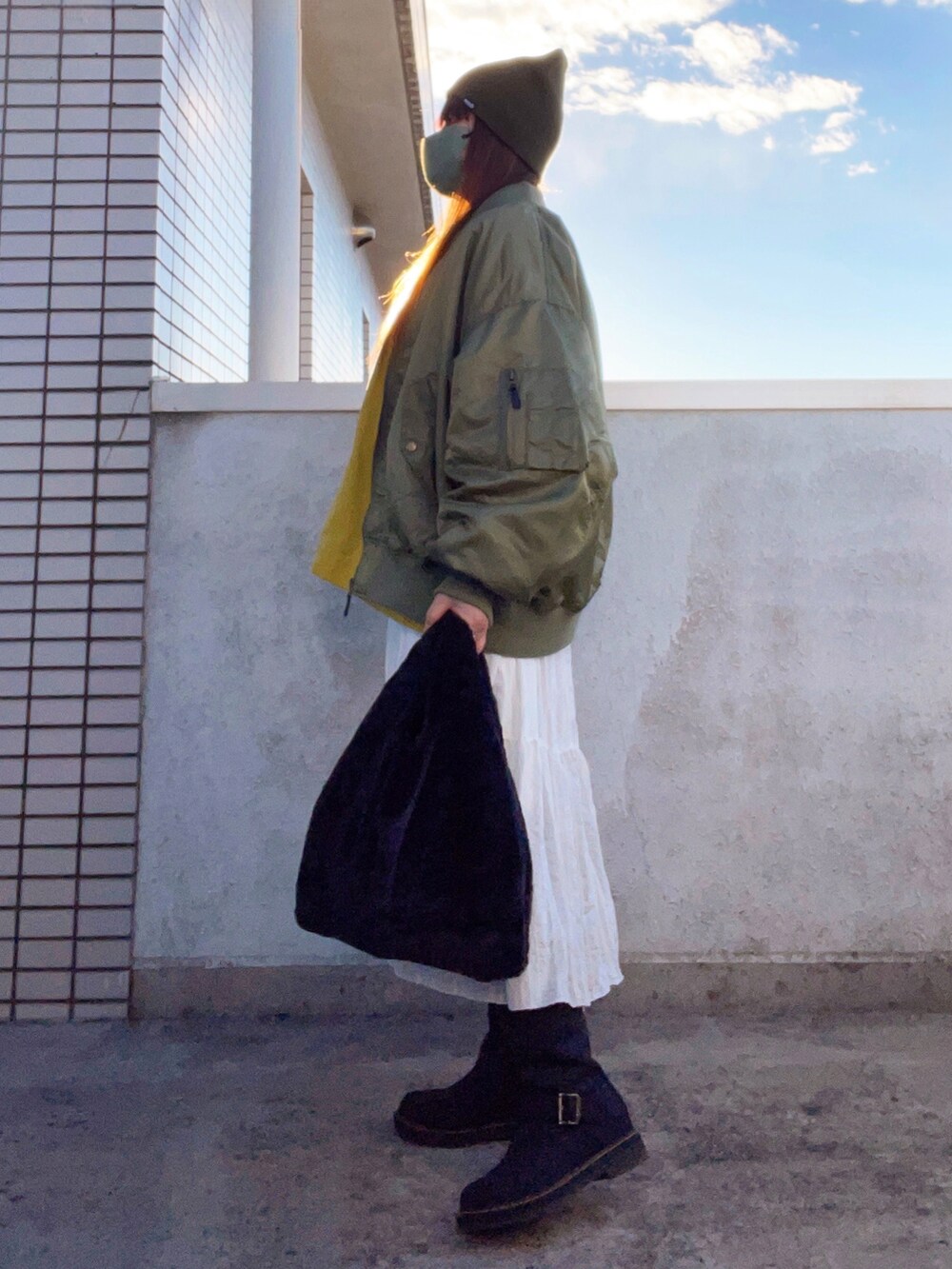「大人カジュアル、休日スタイル、冬コーデ、主役はアウター、ミリタリー、ニット帽、MA-1、ロゴスウェット、ティアードスカート、ブーツ、エンジニアブーツ、ファーバッグ、低身長コーデ、スウィーツ同盟会、ストリートフェス2023」｜「w closetのアイテム（MA-1、グリーン系）」を使った、…natsuho…さん（レディース・154cm）の冬コーディネートの3枚目の写真