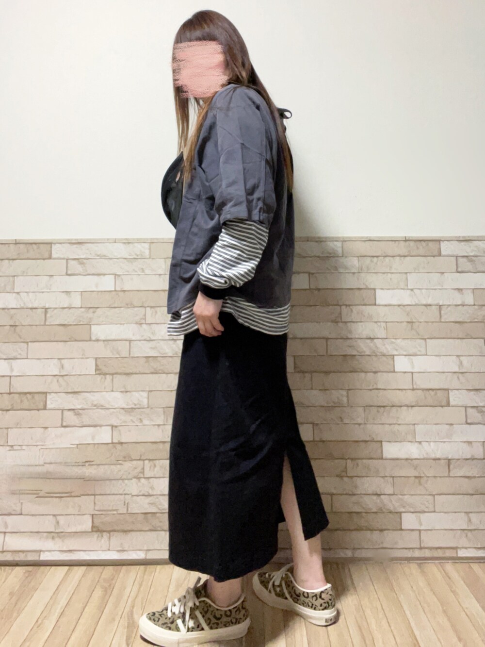 ベージュ系のボディバッグ/ウエストポーチ、ホワイト系のTシャツ/カットソー、ブラック系のスカートを着用したレディースの春コーディネートの4枚目の写真