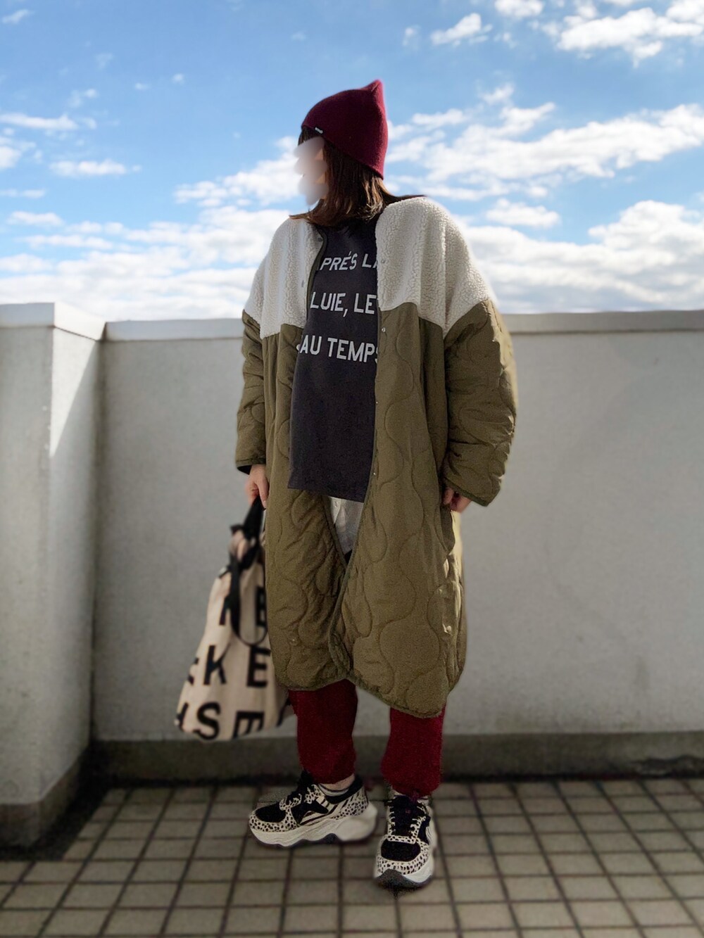 グリーン系のダウンジャケット/コート、レッド系のその他パンツ、その他のスニーカーを着用したレディースの冬コーディネートの3枚目の写真