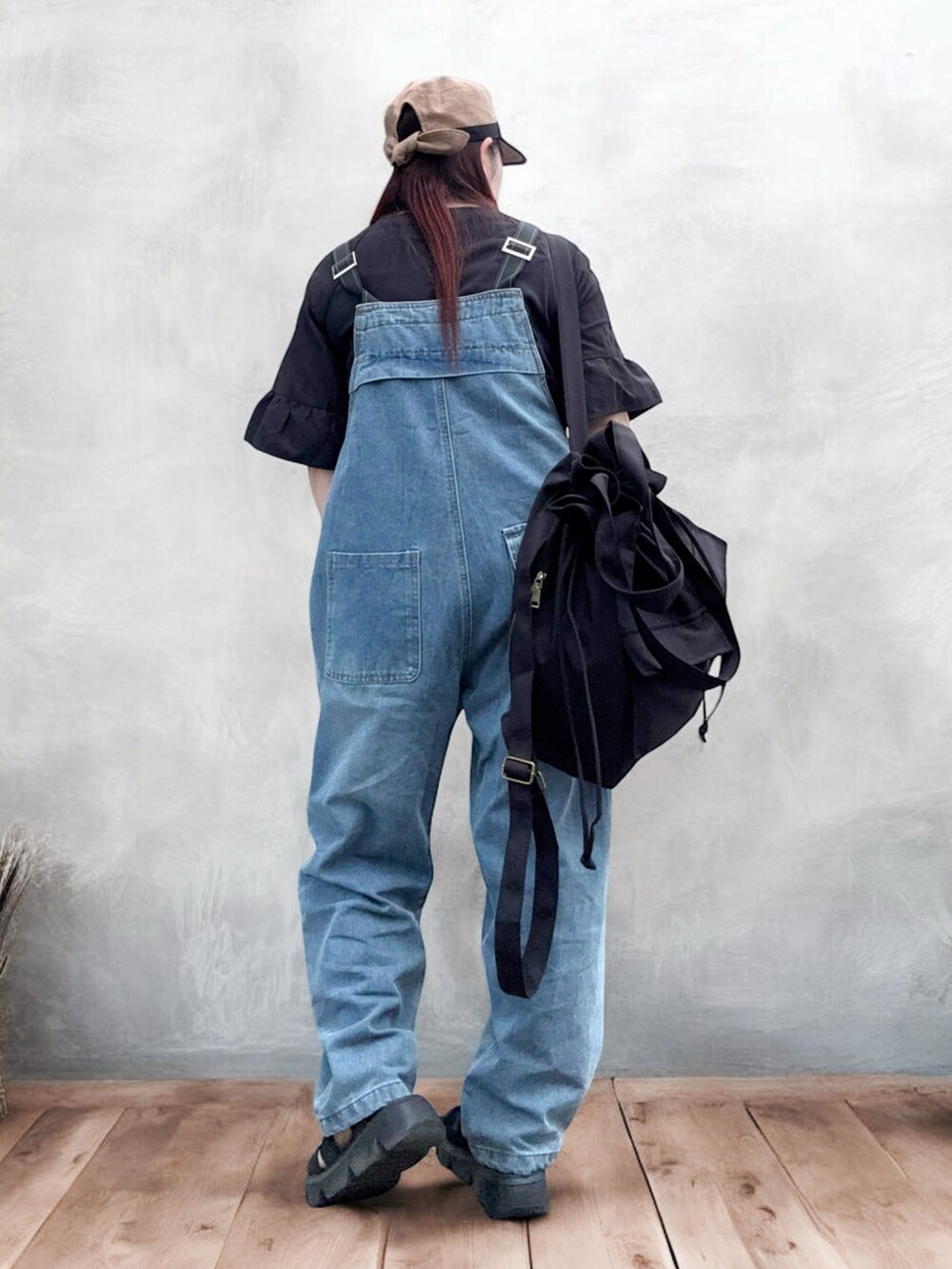 ブラック系のサンダル、ブラック系のバックパック/リュック、ブルー系のサロペット/オーバーオールを着用したレディースの夏コーディネートの3枚目の写真