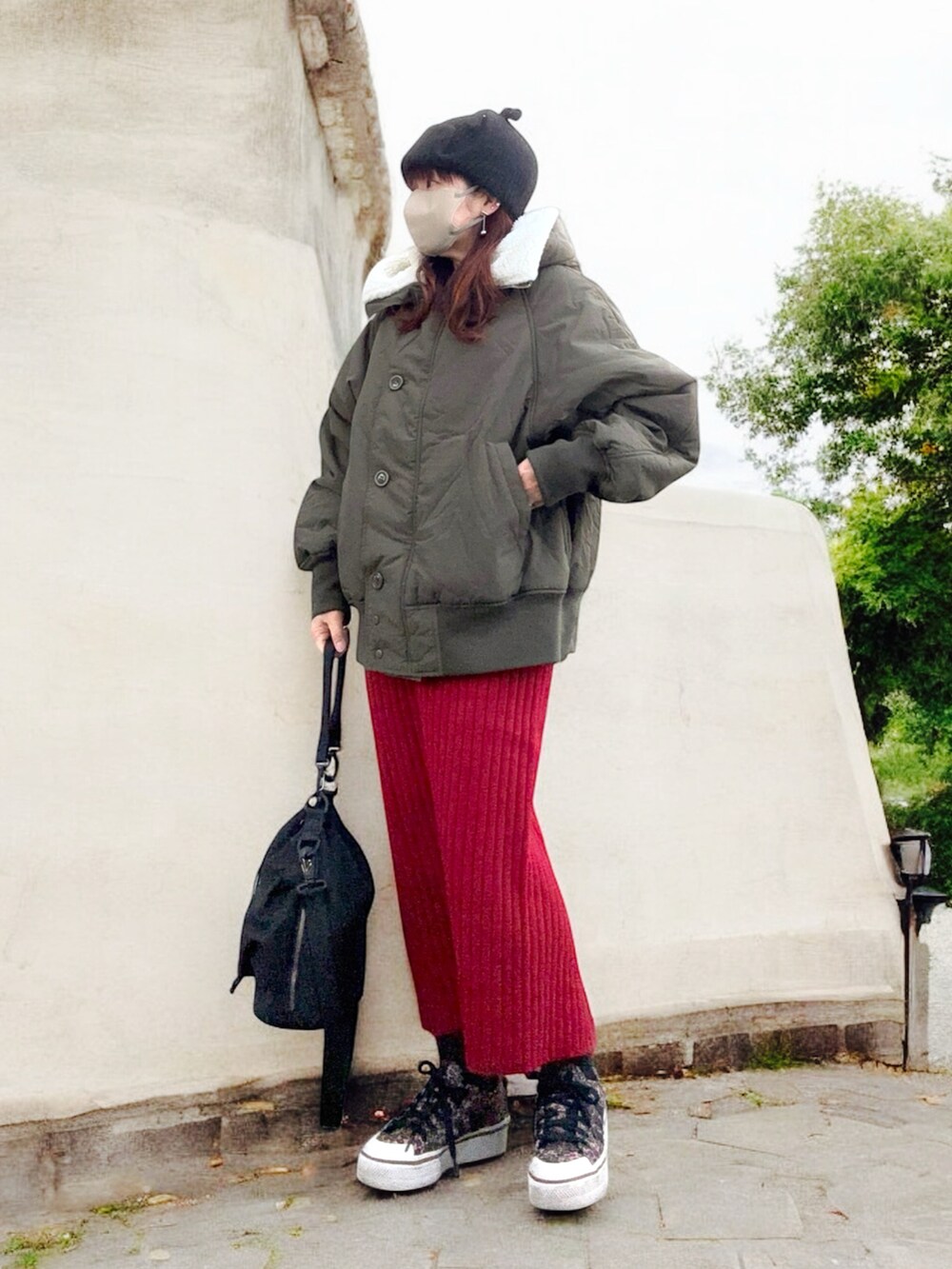 「大人カジュアル、真冬のあったかスタイル、冬コーデ、休日スタイル、ニット帽、フライトキャップ、フライトジャケット、赤×カーキ、スカート、赤ニット、スニーカー、厚底シューズ、adidas、低身長コーデ」｜「forksy.の【forksy.】N-2Bオーバーサイズフライトジャケット（ブルゾン、グリーン系）」を使った、…natsuho…さん（レディース・154cm）の冬コーディネートの3枚目の写真