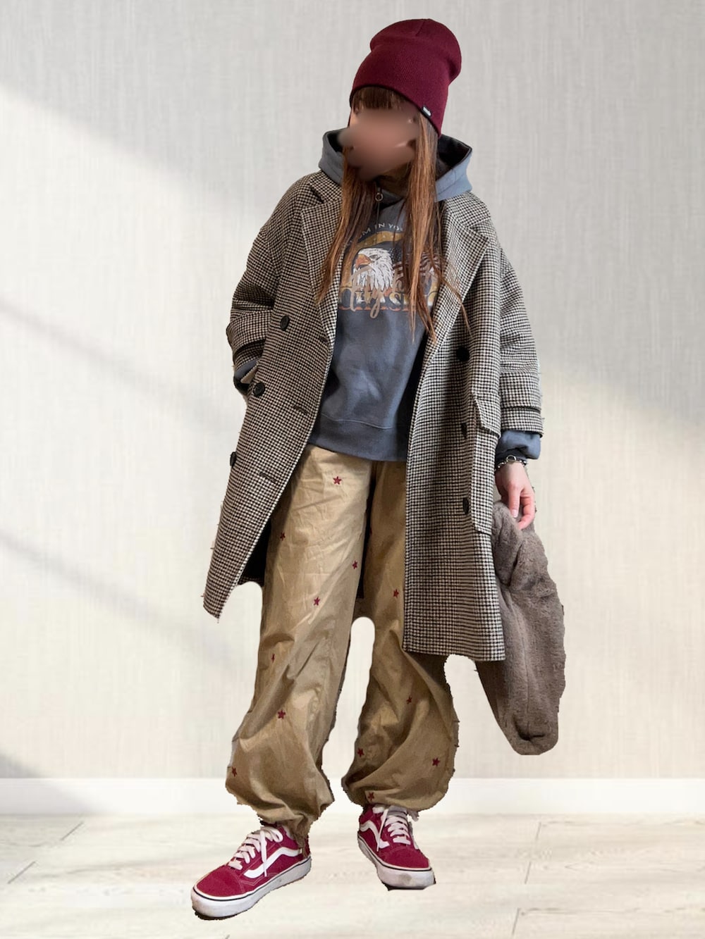 ブラウン系のその他アウター、ブルー系のパーカー、イエロー系のその他パンツを着用したレディースの冬コーディネートの2枚目の写真