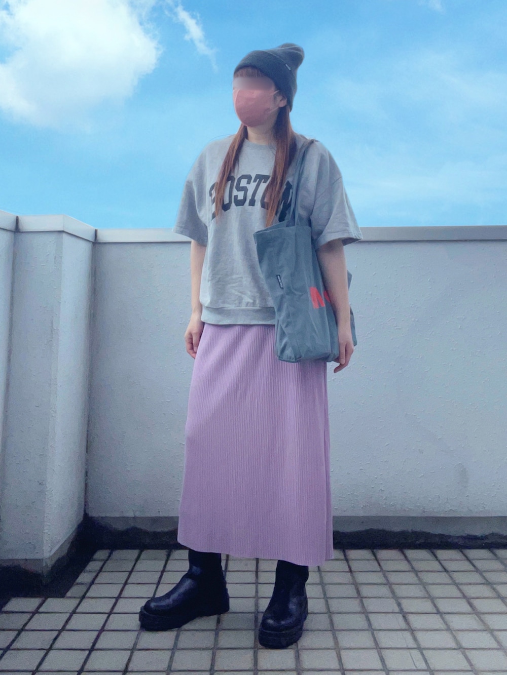 グレー系のTシャツ/カットソー、ブルー系のトートバッグ、ピンク系のスカートを着用したレディースの夏コーディネートの2枚目の写真