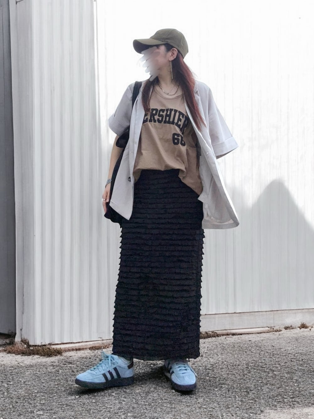 ベージュ系のテーラードジャケット、ブラック系のスカート、ブラック系のバックパック/リュックを着用したレディースの秋コーディネートの3枚目の写真