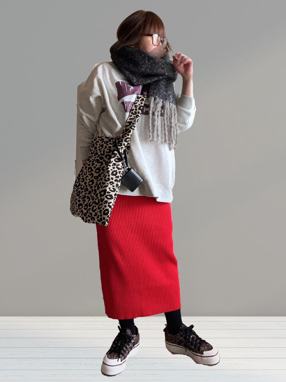 ベージュ系のスウェット、その他のトートバッグ、レッド系のスカートを着用したレディースの冬コーディネートの3枚目の写真