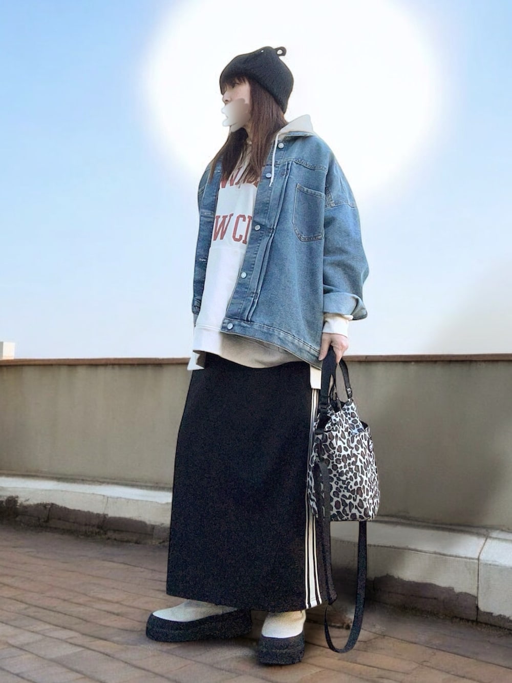 「大人カジュアル、お出かけコーデ、休日スタイル、冬コーデ、最近のいい感じコーデ、レイヤードスタイル、ニット帽、デニム、デニムジャケット、パーカー、サイドラインスカート、ブーツ、レオパード、低身長コーデ、154cmコーデ」｜「CIAOPANIC TYPYの耳付き2WAYニットフライトキャップ（ニットキャップ/ビーニー、ブラック系）」を使った、…natsuho…さん（レディース・154cm）の冬コーディネートの2枚目の写真