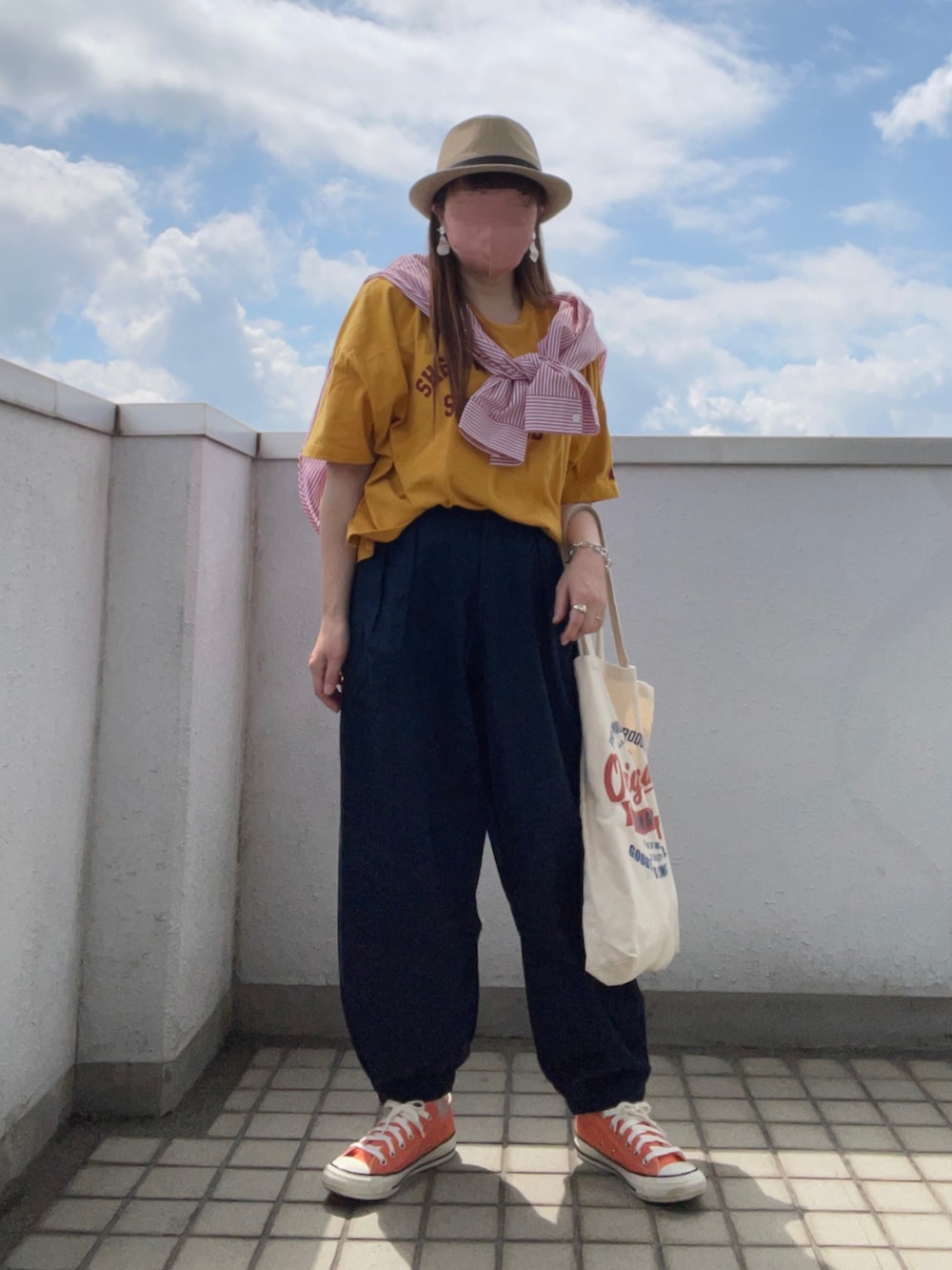 イエロー系のTシャツ/カットソー、レッド系のシャツ/ブラウス、ブルー系のデニムパンツを着用したレディースの夏コーディネートの2枚目の写真