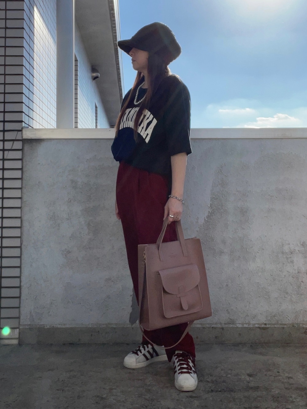「大人カジュアル、秋服準備はじめました、秋コーデ、adidasフェス2022、休日スタイル、モコモコ帽子、ロゴT、パンツスタイル、カラーパンツ、トートバッグ、スニーカー、adidas、adidas superstar、低身長コーデ、スウィーツ同盟会」｜「CIAOPANIC TYPYの【ZOZOTOWN限定】センタープレスカラースラックスパンツ（スラックス、レッド系）」を使った、…natsuho…さん（レディース・154cm）の秋コーディネートの2枚目の写真