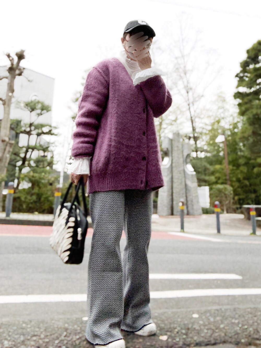 ホワイト系のシャツ/ブラウス、パープル系のカーディガン/ボレロ、その他のその他パンツを着用したレディースの春コーディネートの2枚目の写真