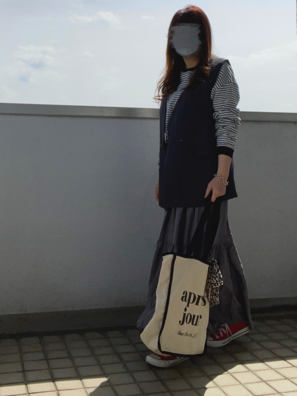 「大人カジュアル、レイヤードスタイル、春コーデ、ボーダー、ベスト、スカートスタイル、ロングスカート、ティアードスカート、トートバッグ、スニーカーコーデ、スニーカー、コンバース、低身長コーデ」｜「forksy.の【forksy.】配色リブオーバーサイズボーダーカットソー（Tシャツ/カットソー、ホワイト系）」を使った、…natsuho…さん（レディース・154cm）の春コーディネートの2枚目の写真