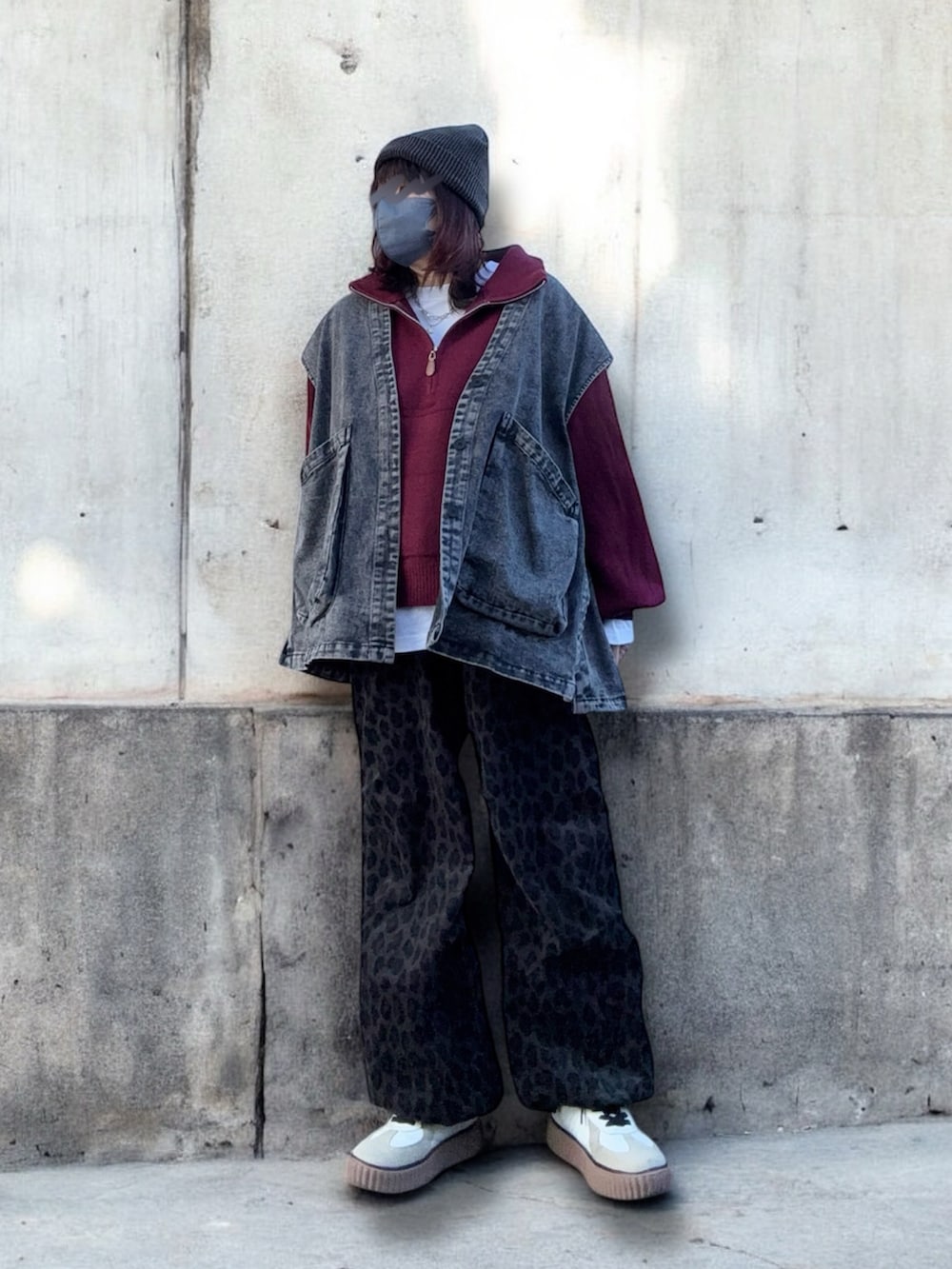 グレー系のその他パンツ、ブラウン系のスニーカー、ブラック系のベストを着用したレディースの冬コーディネートの2枚目の写真