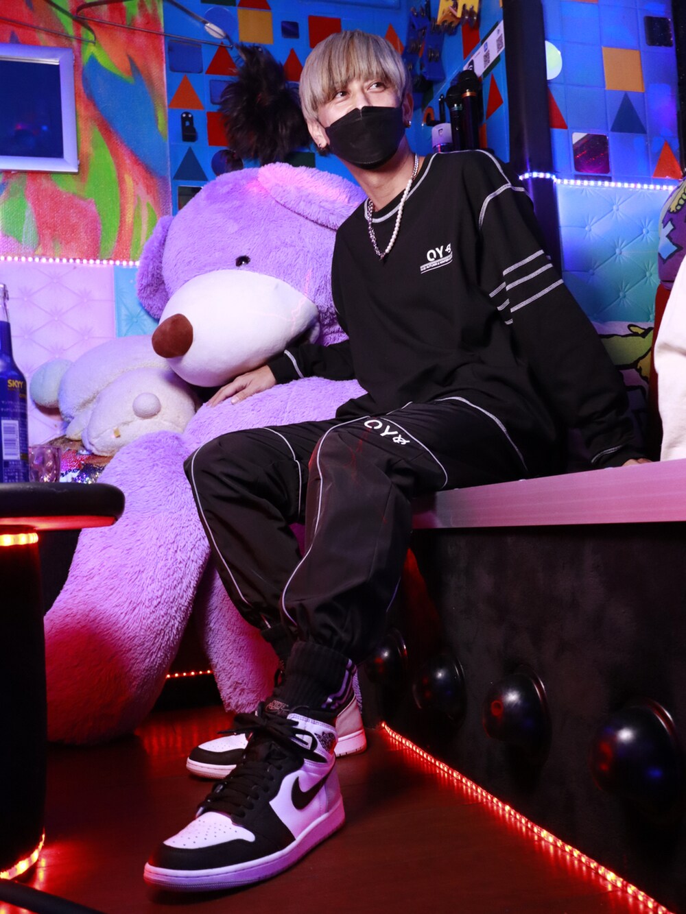 「ストリート、nikeairjordan1、スニーカーコーデ、ブラックコーデ、黒コーデ、ロンT、リフレクター」｜「OYの『OY/オーワイ』COVER STITCH LOGO LONG SLEEVE/ステッチロゴ ロングスリーブ Tシャツ 長袖 カットソー（Tシャツ/カットソー、ブラック系）」を使った、TakuyAさん（メンズ・172cm）の秋コーディネートの2枚目の写真