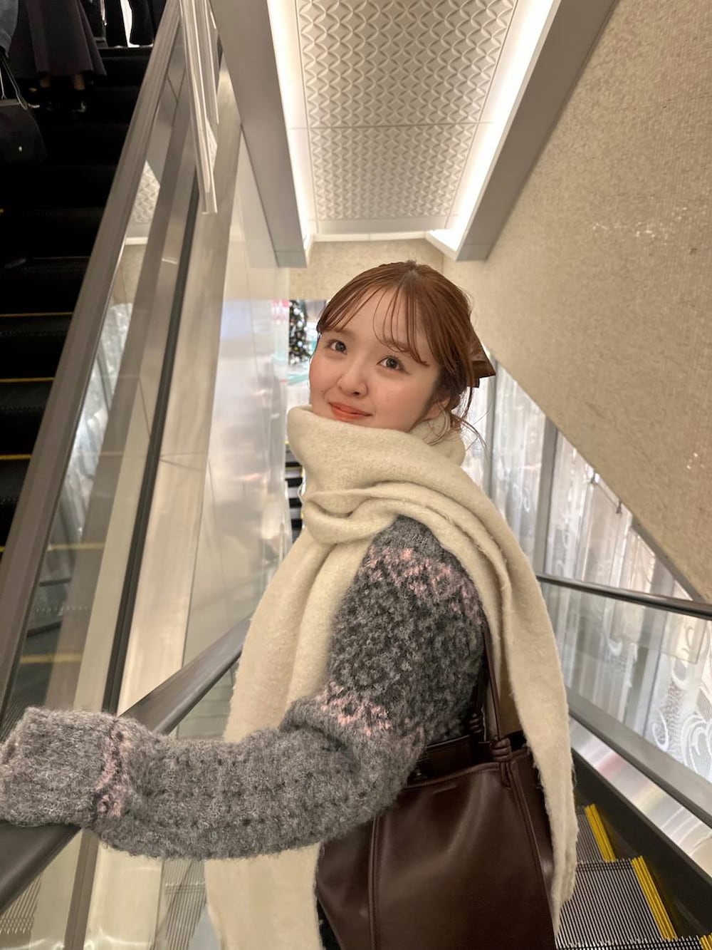 グレー系のニット/セーターを着用したレディースの秋コーディネートの4枚目の写真