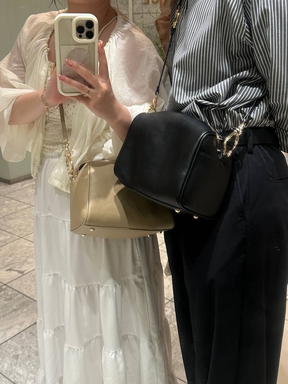 「ワントーン、女子ウケ、着痩せ・細見え、ローリーズスタイル_LOWRYS FARM、大人女子カジュアル_LOWRYS FARM、LOWRYS FARM」｜「A part byのクロスフラットサンダル（サンダル、ブラウン系）」を使った、tomoneさん（レディース・158cm）の春コーディネートの3枚目の写真