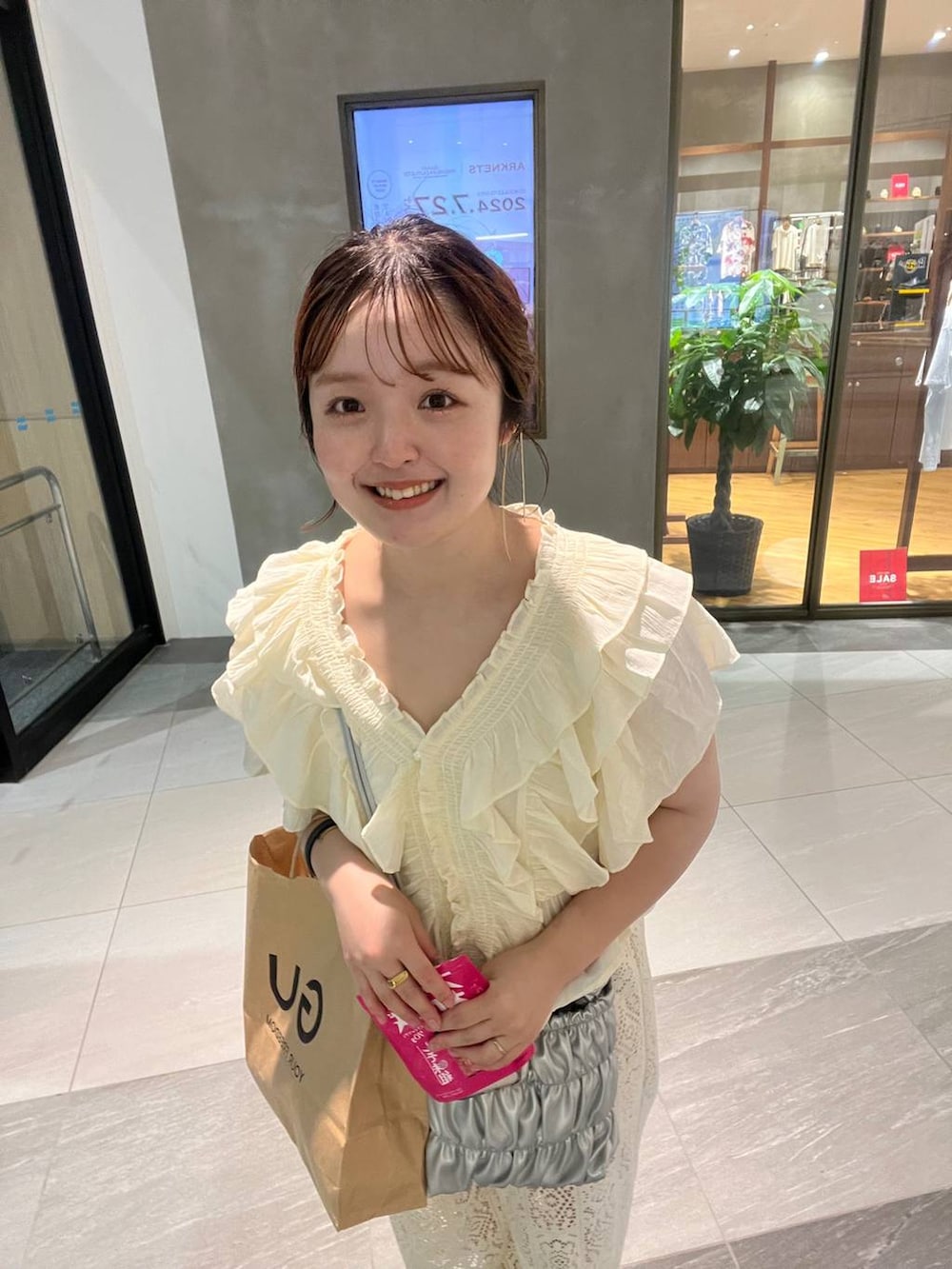 ホワイト系のシャツ/ブラウス、グレー系のショルダーバッグ、ブルー系のメガネを着用したレディースの夏コーディネートの2枚目の写真